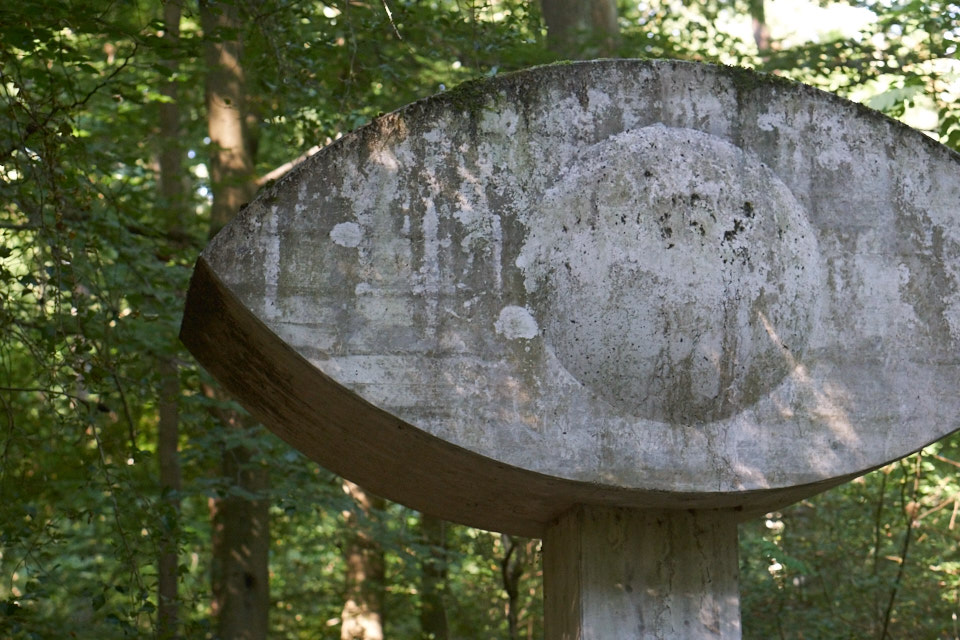 Künstler-Nekropole-Wald-Oskar-Blase-Udo-Dossi-Ruhnau-Kassel-Lena-Gehrmann-Sebastian-Tam-Sommer-Warm-Sonne 13