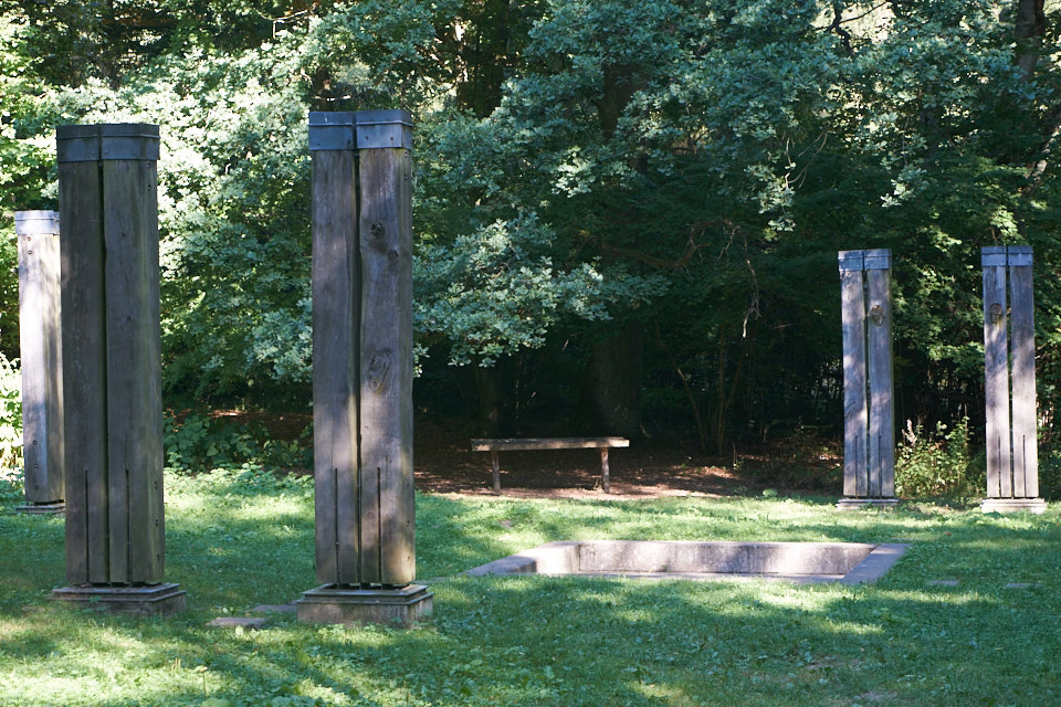 Künstler-Nekropole-Wald-Oskar-Blase-Udo-Dossi-Ruhnau-Kassel-Lena-Gehrmann-Sebastian-Tam-Sommer-Warm-Sonne 3